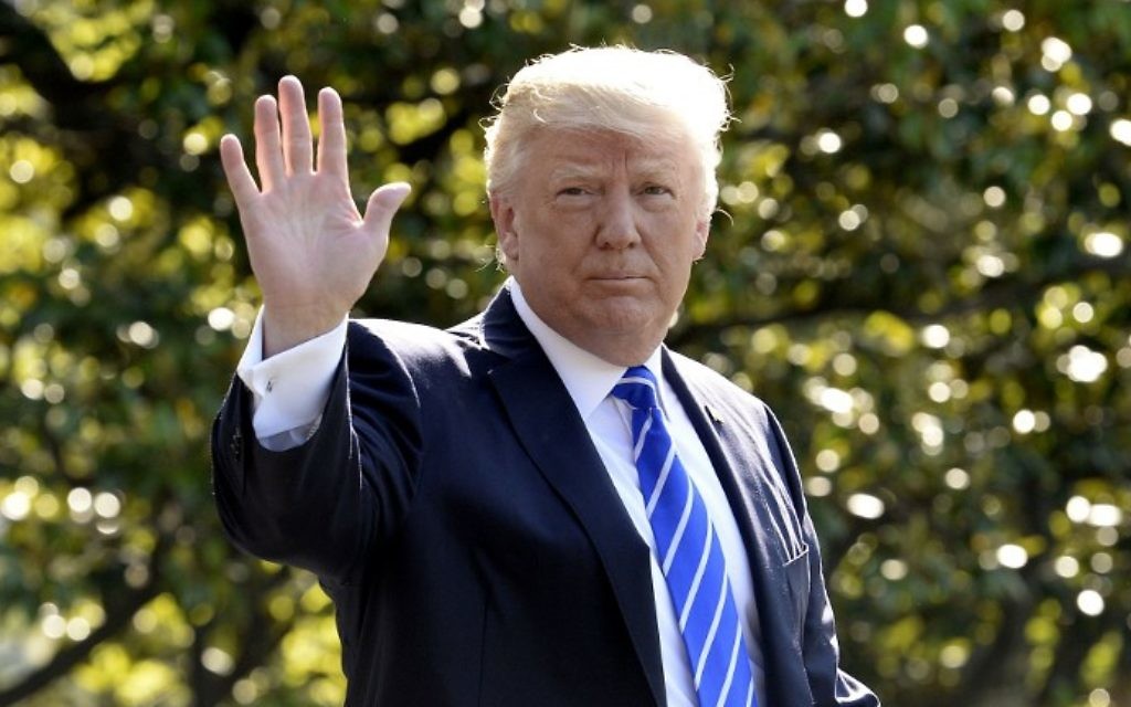 Le président américain Donald Trump s'apprête à embarquer dans Marine One à la Maison Blanche, le 17 mai 2017. (Crédit : Olivier Douliery/AFP) Le président américain Donald Trump s'apprête à embarquer dans Marine One à la Maison Blanche, le 17 mai 2017. (Crédit : Olivier Douliery/AFP)