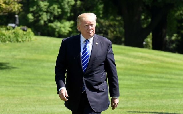 Le président américain Donald Trump sur la pelouse de la Maison Blanche, à Washington, D.C., le 17 mai 2017. (Crédit : Olivier Douliery/AFP) Le président américain Donald Trump sur la pelouse de la Maison Blanche, à Washington, D.C., le 17 mai 2017. (Crédit : Olivier Douliery/AFP)
