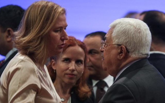 Tzipi Livni, à gauche, avec le président de l'Autorité palestinienne Mahmoud Abbas, au Forum économique mondial, en Jordanie, le 20 mai 2017. (Crédit : Khalil Mazraawi/AFP) Tzipi Livni, à gauche, avec le président de l'Autorité palestinienne Mahmoud Abbas, au Forum économique mondial, en Jordanie, le 20 mai 2017. (Crédit : Khalil Mazraawi/AFP)