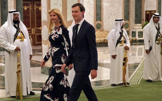 Ivanka Trump et Jared Kushner à la Cour royale saoudienne de Ryad, le 20 mai 2017. (Crédit : Mandel Ngan/AFP) Ivanka Trump et Jared Kushner à la Cour royale saoudienne de Ryad, le 20 mai 2017. (Crédit : Mandel Ngan/AFP)