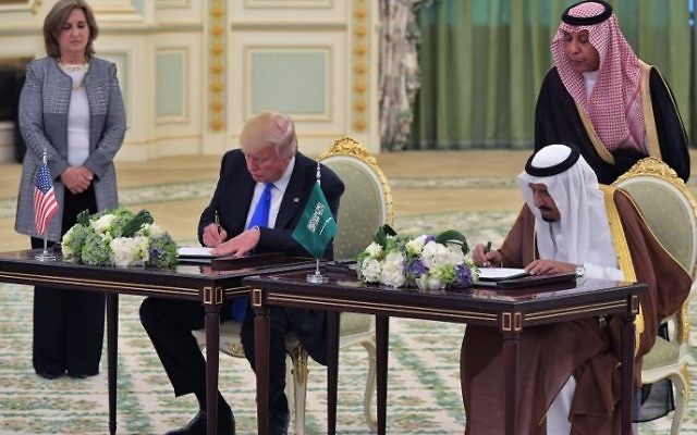 Le président américain Donald Trump, à gauche, et le roi d'Arabie saoudite Salmane ben Abdel Aziz al-Saoud, à Ryad, le 20 mai 2017. (Crédit : Mandel Ngan/AFP)