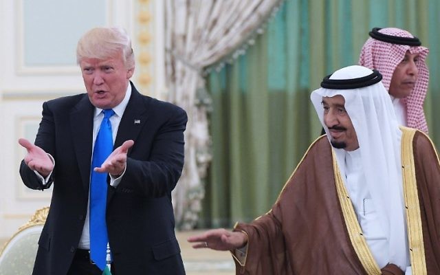 Le président américain Donald Trump et le roi d'Arabie saoudite Salmane ben Abdel Aziz al-Saoud pendant une cérémonie à la Cour royale saoudienne à Riyad, le 20 mai 2017. (Crédit : Mandel Ngan/AFP) Le président américain Donald Trump et le roi d'Arabie saoudite Salmane ben Abdel Aziz al-Saoud pendant une cérémonie à la Cour royale saoudienne à Riyad, le 20 mai 2017. (Crédit : Mandel Ngan/AFP)