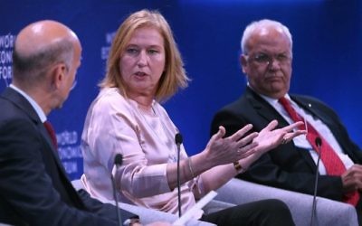 Tzipi Livni, au centre, avec le négociateur de l'Autorité palestinienne Saeb Erekat, à droite, au Forum économique mondial, en Jordanie, le 20 mai 2017. (Crédit : Khalil Mazraawi/AFP)