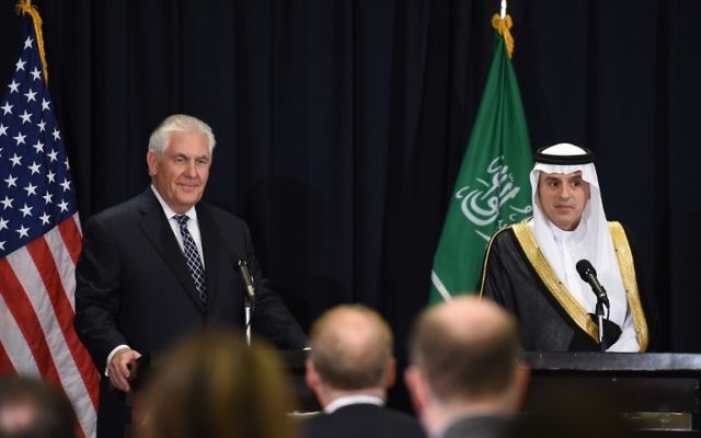 le ministre saoudien des Affaires étrangères, Adel al-Jubeir, à droite, et le secrétaire d'Etat américain State Rex Tillerson pendant une conférence de presse, à Riyad, le 20 mai 2017. (Crédit : Fayez Nureldine/AFP) le ministre saoudien des Affaires étrangères, Adel al-Jubeir, à droite, et le secrétaire d'Etat américain State Rex Tillerson pendant une conférence de presse, à Riyad, le 20 mai 2017. (Crédit : Fayez Nureldine/AFP)