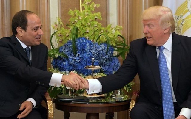 Le président américain Donald Trump, à droite, et le président égyptien Abdel-Fattah el-Sissi à Riyad, Arabie saoudite, le 21 mai 2017. (Crédit : Mandel Ngan/AFP)