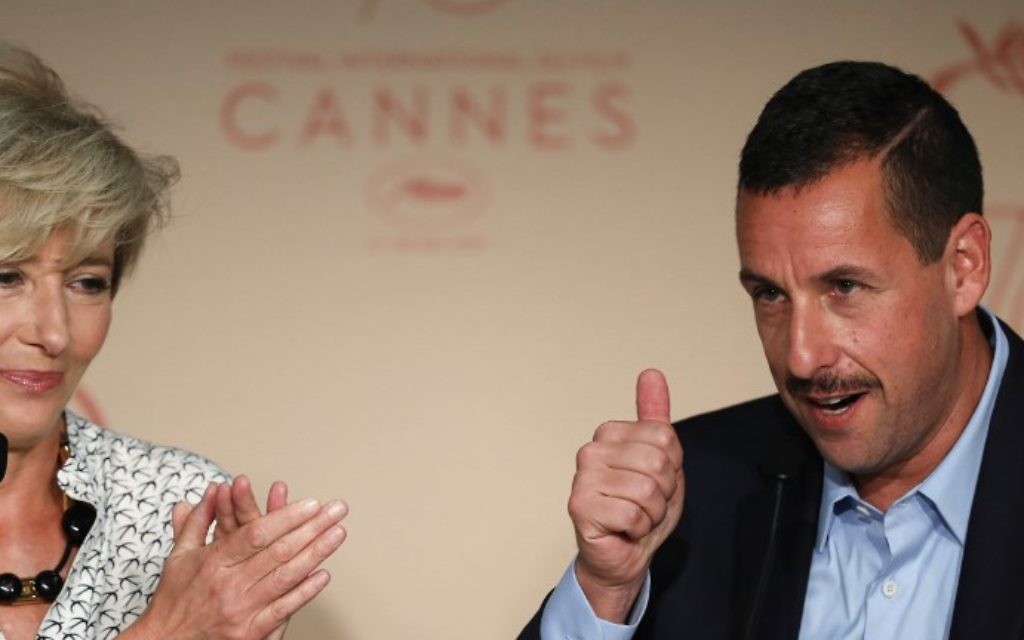 Adam Sandler , à droite, aux côtés d'Emma Thompson durant une conférence de presse pour le film 'The Meyerowitz Stories (New and Selected)' lors du 70ème festival du film de Cannes dans le sud de la France, le 21 mai 2017 (Crédit : Laurent EMMANUEL / AFP) Adam Sandler , à droite, aux côtés d'Emma Thompson durant une conférence de presse pour le film 'The Meyerowitz Stories (New and Selected)' lors du 70ème festival du film de Cannes dans le sud de la France, le 21 mai 2017 (Crédit : Laurent EMMANUEL / AFP)