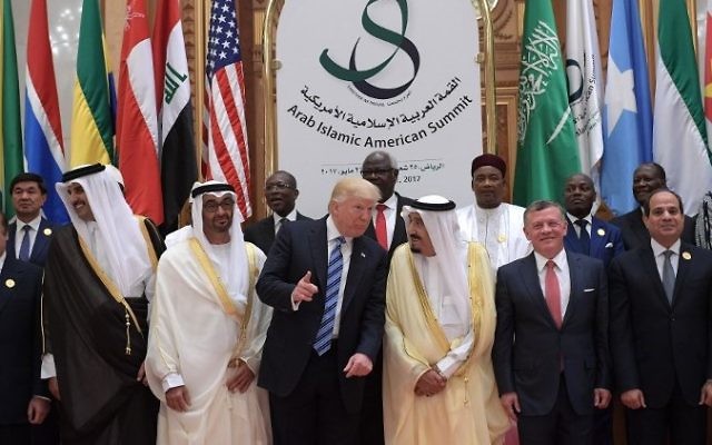 Le président américain Donald Trump, le roi Salman bin Abdulaziz al-Saud d'Arabie saoudite, le roi de Jordanie Abdallah II, le président égyptien Abdel Fattah al-Sissi et d'autres responsables prennent la pose pour une photo durant le sommet entre les Etats-Unis et le monde musulman au centre de conférences du roi Abdulaziz à Riyadh, le 21 mai 2017. (Crédit : Mandel NGAN/AFP) Le président américain Donald Trump, le roi Salman bin Abdulaziz al-Saud d'Arabie saoudite, le roi de Jordanie Abdallah II, le président égyptien Abdel Fattah al-Sissi et d'autres responsables prennent la pose pour une photo durant le sommet entre les Etats-Unis et le monde musulman au centre de conférences du roi Abdulaziz à Riyadh, le 21 mai 2017. (Crédit : Mandel NGAN/AFP)