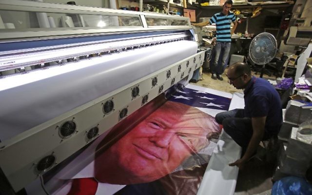 Impression d'une bannière portant un portrait de Donald Trump deux jours avant la visite du président américain à Bethléem, le 21 mai 2017. (Crédit : Musa Al-Shaer/AFP)