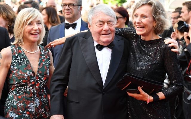 La photographe Iris van der Waard, à droite, et le réalisateur français Claude Lanzmann, au centre, avant la projection du film "Napalm" au 70 e festival de Cannes, le 21 mai 2017. (Crédit : Alberto Pizzoli/AFP) La photographe Iris van der Waard, à droite, et le réalisateur français Claude Lanzmann, au centre, avant la projection du film "Napalm" au 70 e festival de Cannes, le 21 mai 2017. (Crédit : Alberto Pizzoli/AFP)