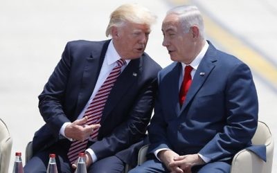 Le Premier ministre Benjamin Netanyahu et le président américain Donald Trump, pendant la cérémonie d'accueil sur le tarmac de l'aéroport international Ben Gurion, le 22 mai 2017. (Crédit : Jack Guez/AFP)