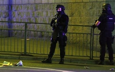 Policiers déployés sur la scène d'une attaque terroriste devant l'Arena de Manchester, où jouait Ariana Grande, le 23 mai 2017. (Crédit : Paul Ellis/AFP) Policiers déployés sur la scène d'une attaque terroriste devant l'Arena de Manchester, où jouait Ariana Grande, le 23 mai 2017. (Crédit : Paul Ellis/AFP)