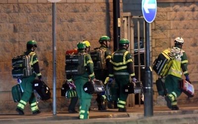 Secouristes sur la scène d'une attaque terroriste devant l'Arena de Manchester, où jouait Ariana Grande, le 23 mai 2017. (Crédit : Paul Ellis/AFP) Secouristes sur la scène d'une attaque terroriste devant l'Arena de Manchester, où jouait Ariana Grande, le 23 mai 2017. (Crédit : Paul Ellis/AFP)