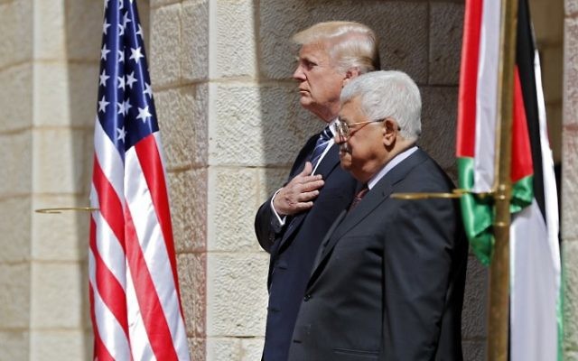Le président de l'Autorité palestinienne Mahmoud Abbas, à droite, et le président américain Donald Trump écoutent les hymnes nationaux lors de la cérémonie de bienvenue organisée au Palais présidentiel de Bethléem, le 23 mai 2017 (Crédit : THOMAS COEX / AFP) Le président de l'Autorité palestinienne Mahmoud Abbas, à droite, et le président américain Donald Trump écoutent les hymnes nationaux lors de la cérémonie de bienvenue organisée au Palais présidentiel de Bethléem, le 23 mai 2017 (Crédit : THOMAS COEX / AFP)