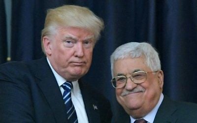Le président américain Donald Trump, (à gauche), et le président de l'Autorité palestinienne Mahmoud Abbas, au palais présidentiel de Bethléem, en Cisjordanie, le 23 mai 2017. (Crédit : Mandel Ngan/AFP) Le président américain Donald Trump, (à gauche), et le président de l'Autorité palestinienne Mahmoud Abbas, au palais présidentiel de Bethléem, en Cisjordanie, le 23 mai 2017. (Crédit : Mandel Ngan/AFP)