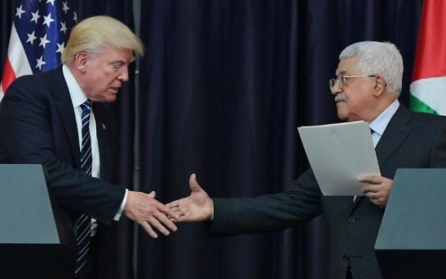 Le président américain Donald Trump, à gauche, et le président de l'Autorité palestinienne Mahmoud Abbas pendant une conférence de presse conjointe au palais présidentiel de Bethléem, en Cisjordanie, le 23 mai 2017. (Crédit : Mandel Ngan/AFP) Le président américain Donald Trump, à gauche, et le président de l'Autorité palestinienne Mahmoud Abbas pendant une conférence de presse conjointe au palais présidentiel de Bethléem, en Cisjordanie, le 23 mai 2017. (Crédit : Mandel Ngan/AFP)