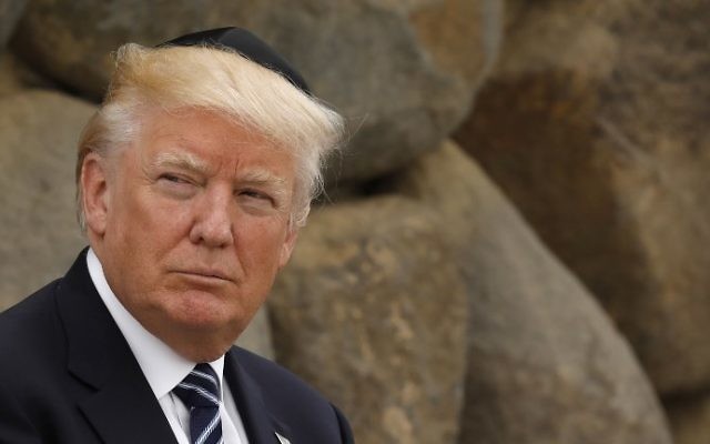 Le président américain Donald Trump au musée du mémorial de l'Holocauste de Yad Vashem, à Jérusalem, le 23 mai 2017. (Crédit : Gali Tibbon/AFP) Le président américain Donald Trump au musée du mémorial de l'Holocauste de Yad Vashem, à Jérusalem, le 23 mai 2017. (Crédit : Gali Tibbon/AFP)