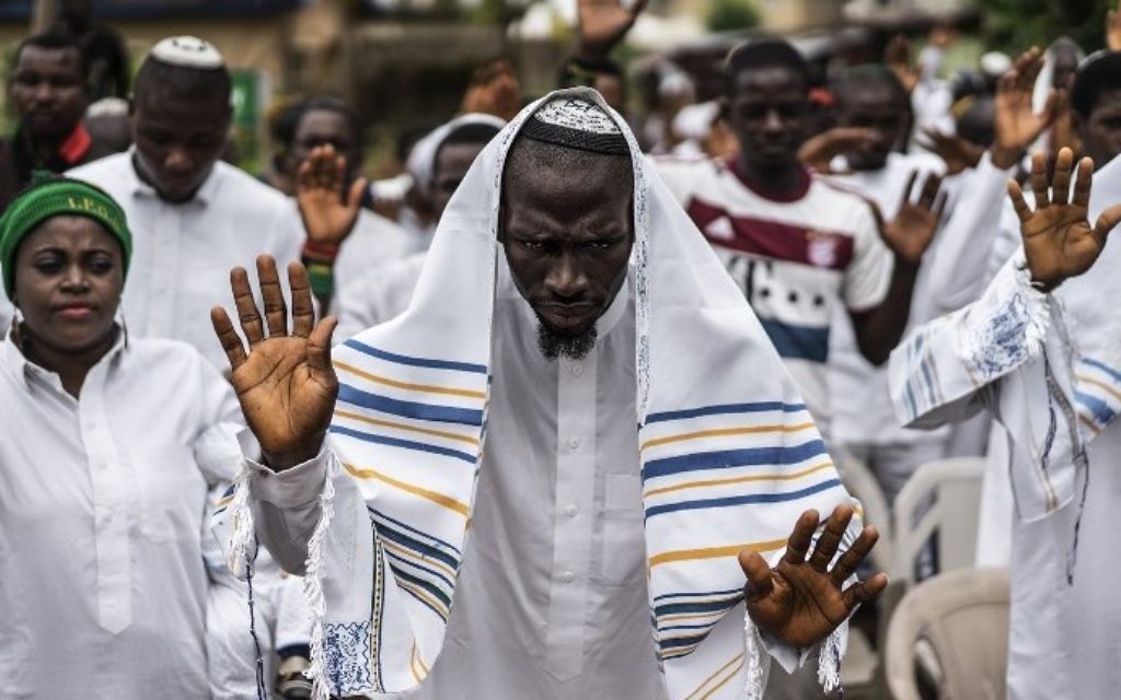 Partisans du Peuple indigène du Biafra et membres de la synagogue Yahveh Yashua célèbrent Shabbat à Umuahia, le 27 mai 2017. (Crédit : Marco Longari/AFP)