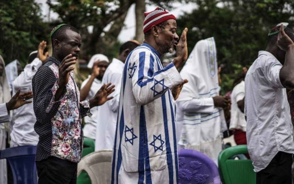 Partisans du Peuple indigène du Biafra et membres de la synagogue Yahveh Yashua célèbrent Shabbat devant la maison de leur leader, Nnamdi Kanu, à Umuahia, le 27 mai 2017. (Crédit : Stefan Heunis/AFP)