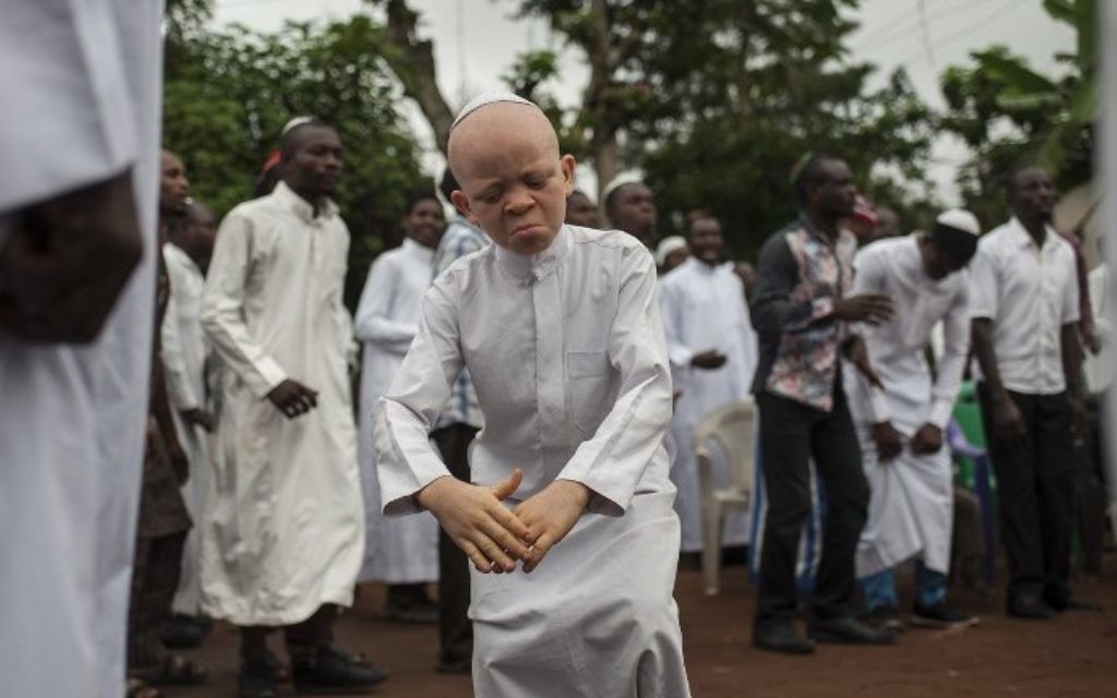 Un petit garçon danse pendant les célérbations de Shabbat rassemblant partisans du Peuple indigène du Biafra et membres de la synagogue Yahveh Yashua devant la maison de leur leader, Nnamdi Kanu, à Umuahia, le 27 mai 2017. (Crédit : Stefan Heunis/AFP)