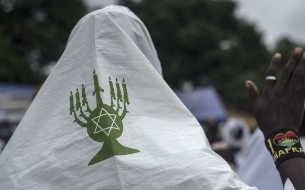 Un membre du Peuple indigène du Biafra et de la synagogue Yahveh Yashua célèbre Shabbat devant la maison de son leader, Nnamdi Kanu, à Umuahia, le 27 mai 2017. (Crédit : Stefan Heunis/AFP)