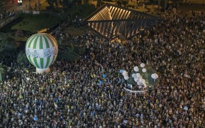 Manifestation pour la paix sur la place Rabin de Tel Aviv, le 27 mai 2017. (Crédit : Jack Guez/AFP)
