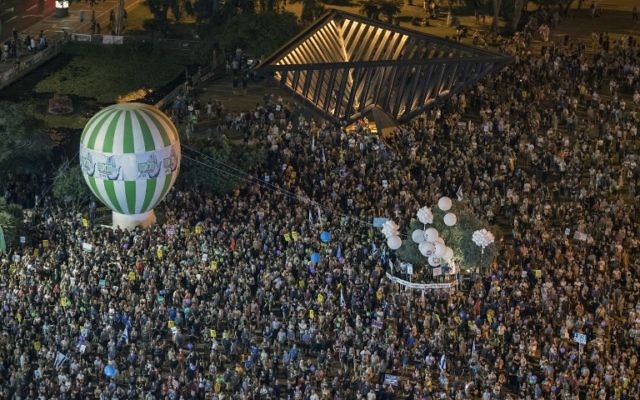 Manifestation pour la paix sur la place Rabin de Tel Aviv, le 27 mai 2017. (Crédit : Jack Guez/AFP) Manifestation pour la paix sur la place Rabin de Tel Aviv, le 27 mai 2017. (Crédit : Jack Guez/AFP)
