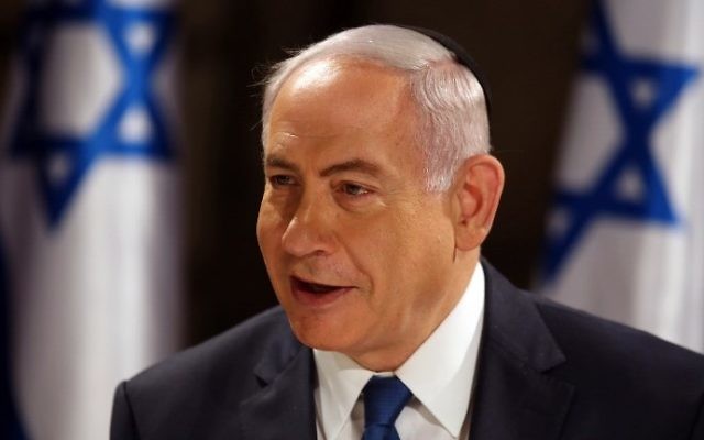 Le Premier ministre Benjamin Netanyahu lors d'une réunion du cabinet organisée dans les tunnels du mur Occidental, dans la Vieille Ville de Jérusalem, en l'honneur du 50e anniversaire de Yom Yeroushalayim, le 28 mai 2017. (Crédit : Gali Tibbon/AFP) Le Premier ministre Benjamin Netanyahu lors d'une réunion du cabinet organisée dans les tunnels du mur Occidental, dans la Vieille Ville de Jérusalem, en l'honneur du 50e anniversaire de Yom Yeroushalayim, le 28 mai 2017. (Crédit : Gali Tibbon/AFP)