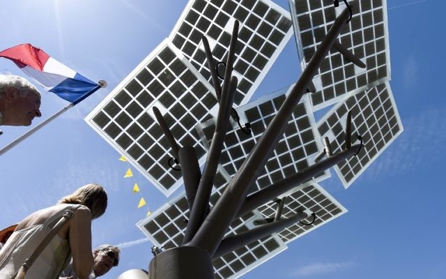 Le premier "eTree" de France, produit par la start-up franco-israélienne Solar Tree Europ, à son inauguration à Nevers, en France, le 29 mai 2017. (Crédit : Philippe Desmazes/AFP)