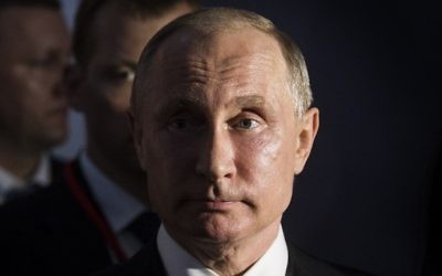 Le président russe Vladimir Poutine, pendant la visite de l'exposition sur l'empereur russe Pierre le Grand au château de Versailles, le 29 mai 2017. (Crédit : Etienne Laurent/AFP)