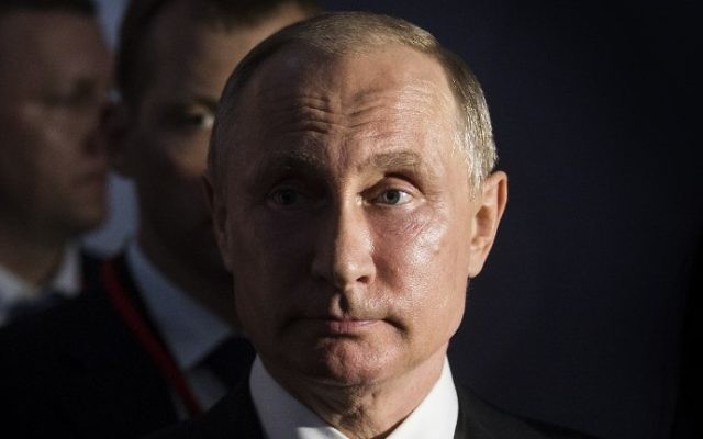 Le président russe Vladimir Poutine, pendant la visite de l'exposition sur l'empereur russe Pierre le Grand au château de Versailles, le 29 mai 2017. (Crédit : Etienne Laurent/AFP) Le président russe Vladimir Poutine, pendant la visite de l'exposition sur l'empereur russe Pierre le Grand au château de Versailles, le 29 mai 2017. (Crédit : Etienne Laurent/AFP)