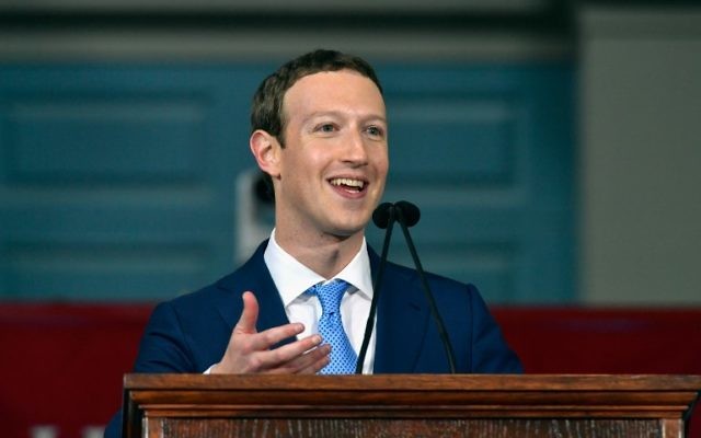Le fondateur de Facebook, Mark Zuckerberg, pendant un discours adressé aux étudiants de la promotion 2017 de Harvard à Cambridge, Massachusetts, le 25 mai 2017. (Crédit : Paul Marotta/Getty Images/AFP) Le fondateur de Facebook, Mark Zuckerberg, pendant un discours adressé aux étudiants de la promotion 2017 de Harvard à Cambridge, Massachusetts, le 25 mai 2017. (Crédit : Paul Marotta/Getty Images/AFP)