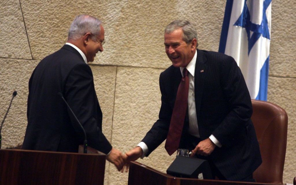 Le président américain George W. Bush avec Benjamin Netanyahu, alors chef de l'opposition, à la Knesset, le 15 mai 2008. Bush avait prononcé un discours marquant le 60e anniversaire de l'Etat juif. (Crédit : Lior Mizrahi/Pool/Flash90)