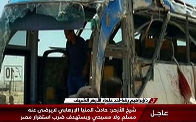 Le bus qui transportait des Chrétiens coptes attaqué par des hommes armés dans la province égyptienne de Minya, le 26 mai 2017. (Crédit : capture d'écran Nile News/AFP) Le bus qui transportait des Chrétiens coptes attaqué par des hommes armés dans la province égyptienne de Minya, le 26 mai 2017. (Crédit : capture d'écran Nile News/AFP)