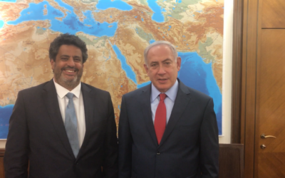 Le Premier ministre Benjamin Netanyahu, à droite, avec le député français de la 8e circonscription des Français de l'étranger, Meyer Habib (LR-UDI), dans les bureaux du Premier ministre à Jérusalem, le 15 mai 2017. (Crédit : autorisation) Le Premier ministre Benjamin Netanyahu, à droite, avec le député français de la 8e circonscription des Français de l'étranger, Meyer Habib (LR-UDI), dans les bureaux du Premier ministre à Jérusalem, le 15 mai 2017. (Crédit : autorisation)