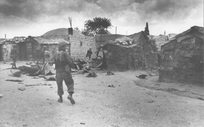 Les soldats de l'armée israélienne ont nettoyé les bâtiments dans le quartier musulman de la Vieille Ville de Jérusalem lors de la Guerre des Six jours de 1967. (Crédit : Avner Ofer / Archivede l'armée israélienne du Ministère de la Défense)