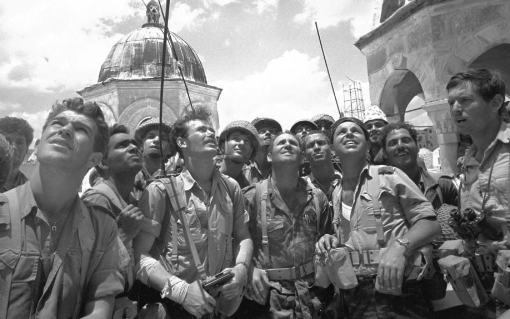 Un groupe de parachutistes s'émerveille au mont du Temple le 7 juin 1967 pendant la Guerre des Six Jours (Crédit : Micha Bar-Am / Ministère de la Défense / Archive de l'armée israélienne) Un groupe de parachutistes s'émerveille au mont du Temple le 7 juin 1967 pendant la Guerre des Six Jours (Crédit : Micha Bar-Am / Ministère de la Défense / Archive de l'armée israélienne)