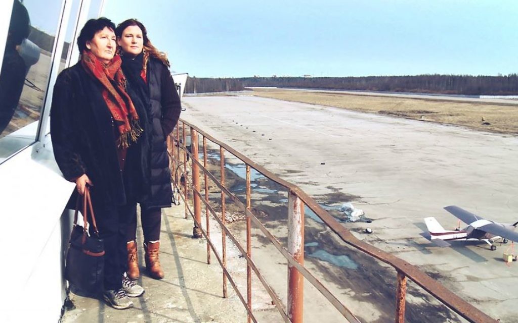 Anat Zalmanson-Kuznetsov et sa mère Sylva Zalmanson à l'aéroport duquel les parents de la réalisatrice avaient tenté de s'échapper (Autorisation/Franz Koch/ Israel Broadcasting Authority) Anat Zalmanson-Kuznetsov et sa mère Sylva Zalmanson à l'aéroport duquel les parents de la réalisatrice avaient tenté de s'échapper (Autorisation/Franz Koch/ Israel Broadcasting Authority)
