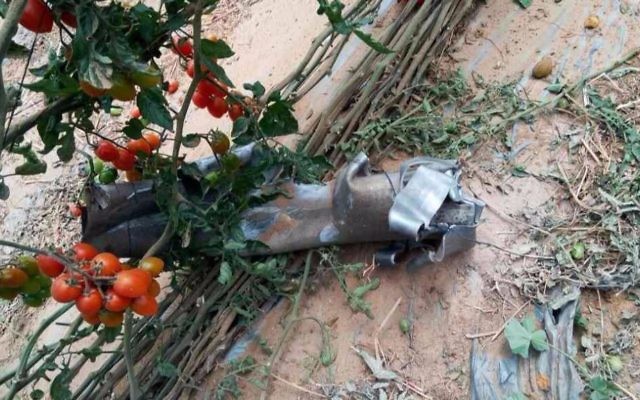 Restes d'une roquette tirée depuis la péninsule du Sinaï qui a frappé une serre à Yuval, dans la région d'Eshkol, le 10 avril 2017. (Crédit : police israélienne) Restes d'une roquette tirée depuis la péninsule du Sinaï qui a frappé une serre à Yuval, dans la région d'Eshkol, le 10 avril 2017. (Crédit : police israélienne)