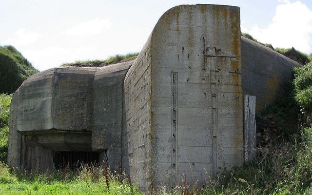 Un bunker allemand sur l'île d'Alderney, dans la Manche. Illustration. (Crédit : Andree Stephan/CC/WikiCommons) Un bunker allemand sur l'île d'Alderney, dans la Manche. Illustration. (Crédit : Andree Stephan/CC/WikiCommons)