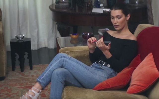 Le modèle américain Bella Hadid posant pour le 15ème jour du calendrier de l'avent de LOVE Magazine de l'année 2015 (Crédit : LOVE Magazine/ Doug Inglish/CC-BY-3.0) Le modèle américain Bella Hadid posant pour le 15ème jour du calendrier de l'avent de LOVE Magazine de l'année 2015 (Crédit : LOVE Magazine/ Doug Inglish/CC-BY-3.0)