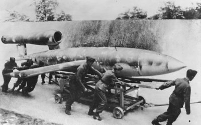 Des soldats allemands se préparent à tirer une fusée V1 en 1944. Illustration. (Crédit : PK-Lysiak/Transocean-Europapress German Federal Archive via WikiCommons)