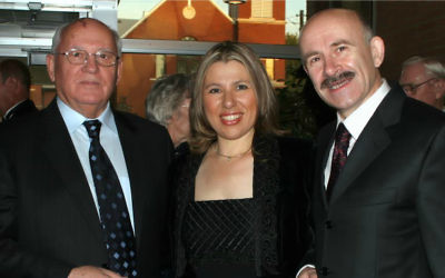 Susan Polgar, grand maître d'échecs avec Mikhail Gorbachev, à sa gauche, et le traducteur Pavel Palazhchenko. (Crédit : autorisation)