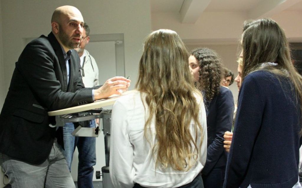 Ahmad Mansour s’adresse aux étudiants après sa conférence au Campus Muengersdorf University. (Crédit : Franziska Richter)