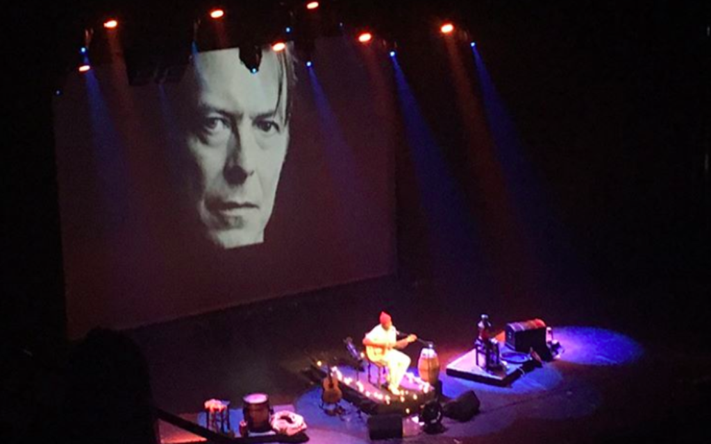 Seu Jorge chante David Bowie à l'Opéra d'Israël, le 22 mai 2017 (Crédit : Stephanie Bitan/Times of Israel) Seu Jorge chante David Bowie à l'Opéra d'Israël, le 22 mai 2017 (Crédit : Stephanie Bitan/Times of Israel)