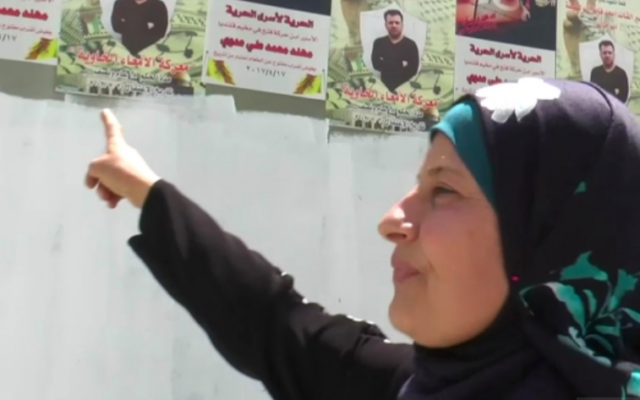 La mère d'un Palestinien arrêté après avoir tiré sur un soldat, et son diplôme de famille 'martyre' (Crédit: capture d'écran Arte) La mère d'un Palestinien arrêté après avoir tiré sur un soldat, et son diplôme de famille 'martyre' (Crédit: capture d'écran Arte)