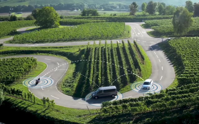Capture d'écran d'une vidéo montrant une simulation de voitures utilisant le système de communication véhicule-à-véhicule d'Autotalks Crédit : (YouTube via JTA) Capture d'écran d'une vidéo montrant une simulation de voitures utilisant le système de communication véhicule-à-véhicule d'Autotalks Crédit : (YouTube via JTA)