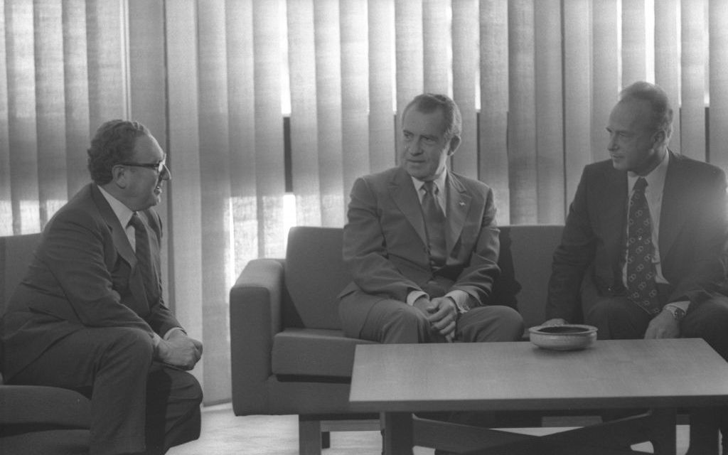 Le président américain Richard Nixon, au centre, avec le Premier ministre Yitzhak Rabin et le secrétaire d'Etat américain Henry Kissinger à l'hôtel King David Hotel de Jérusalem, en juin 1974. (Crédit : Yaacov Saar/GPO)