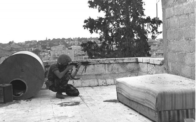 Un soldat israélien pointe son fusil sur une poste de la légion arabe à Jérusalem durant la Guerre des Six Jours. (Crédit : Government Press Office) Un soldat israélien pointe son fusil sur une poste de la légion arabe à Jérusalem durant la Guerre des Six Jours. (Crédit : Government Press Office)