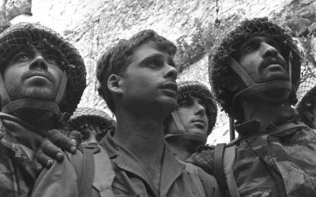 L'emblématique cliché de trois parachutistes après la reconquête du mur Occidental, en juin 1967. (Crédit : David Rubinger/collection de la Knesset) L'emblématique cliché de trois parachutistes après la reconquête du mur Occidental, en juin 1967. (Crédit : David Rubinger/collection de la Knesset)