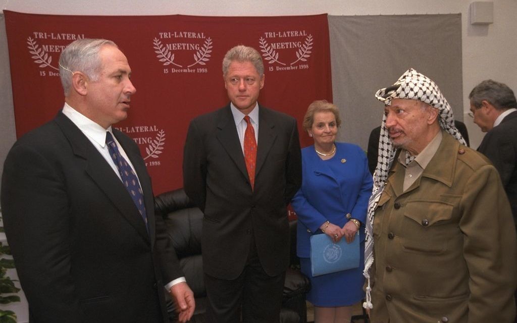 Le président américain Bill Clinton, le Premier ministre Benjamin Netanyahu et le chef de l'Autorité palestinienne Yasser Arafat pendant une réunion trilatérale au poste-frontière d'Erez, entre Israël et la bande de Gaza, en décembre 1995. (Crédit : Avi Ohayun/GPO)